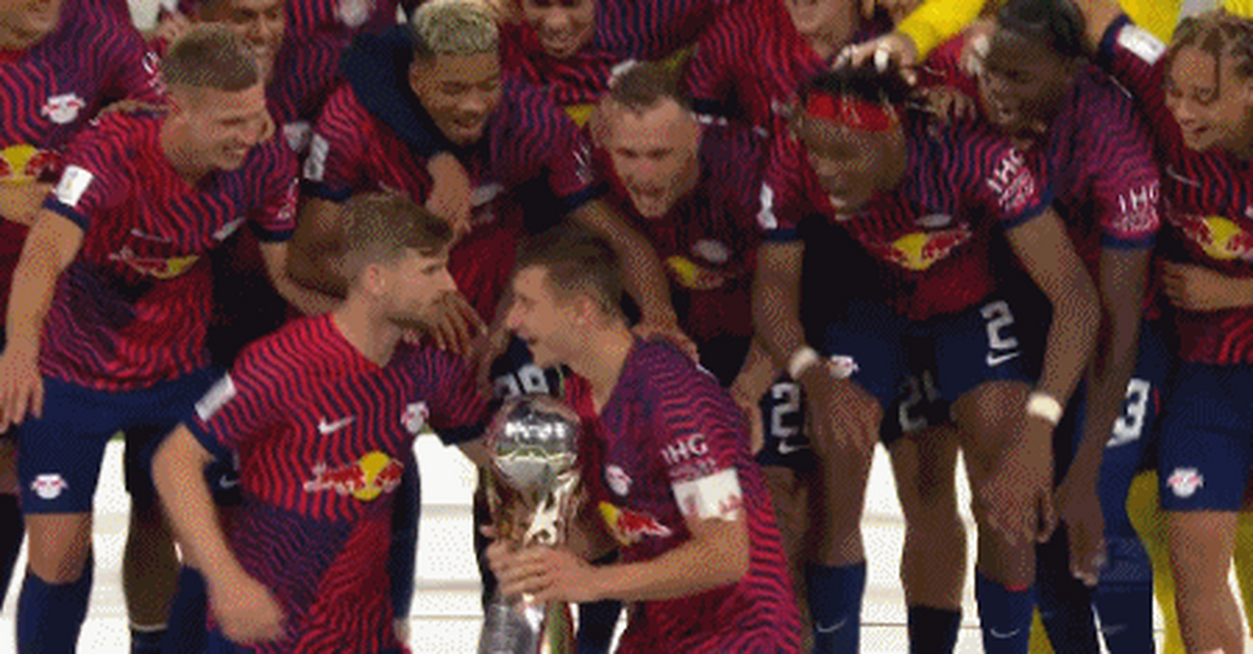 巴伐利亚竞技莱比锡队在德国足球联赛领先