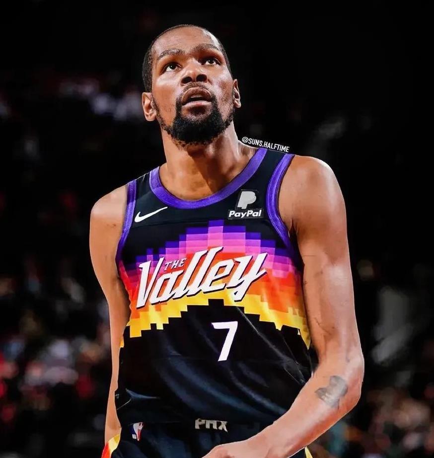 勇士大胜火箭惨败：杜兰特独揽分篮板的简单介绍