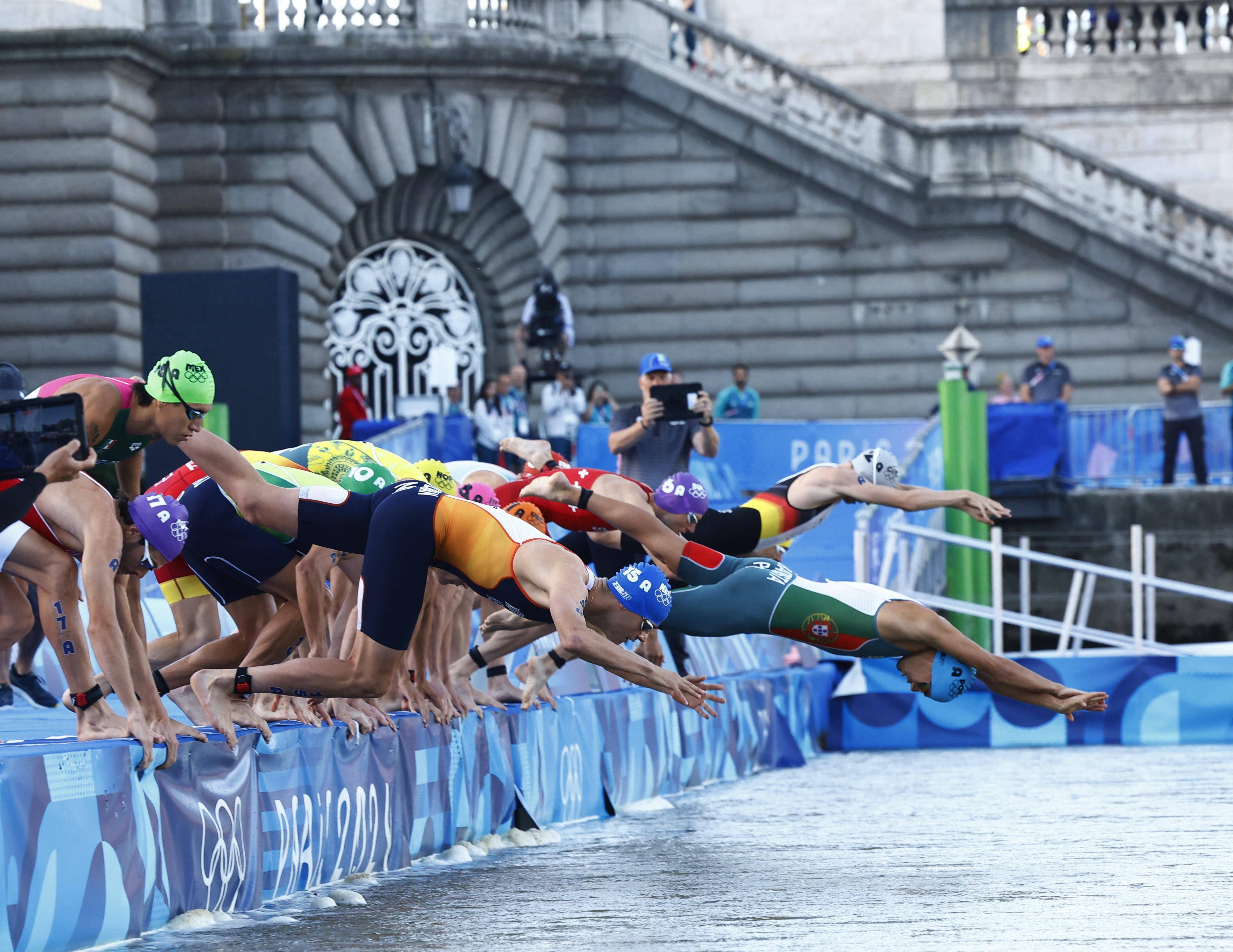 雷火电竞网址-包含共同努力！接力赛跑选手合力夺得金牌的词条