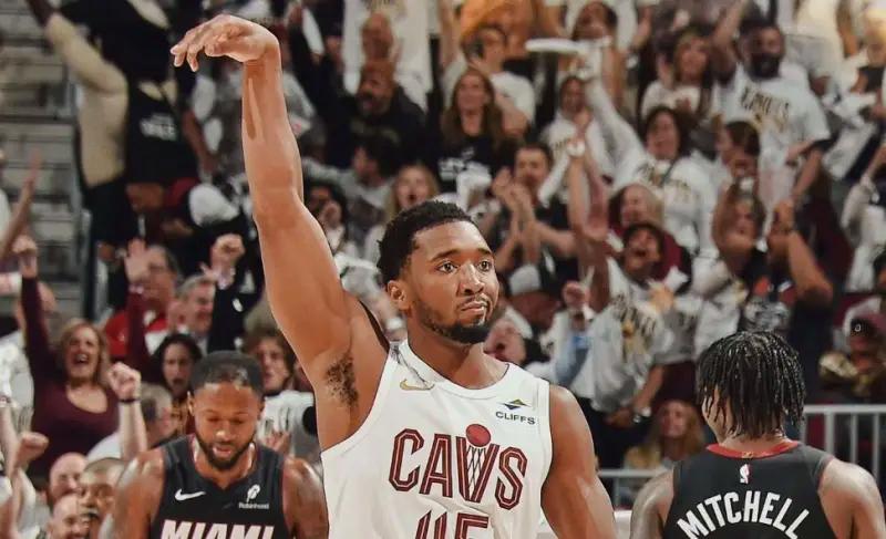 雷火电竞入驻-凯尔特人翻盘太阳，米切尔点燃赛场